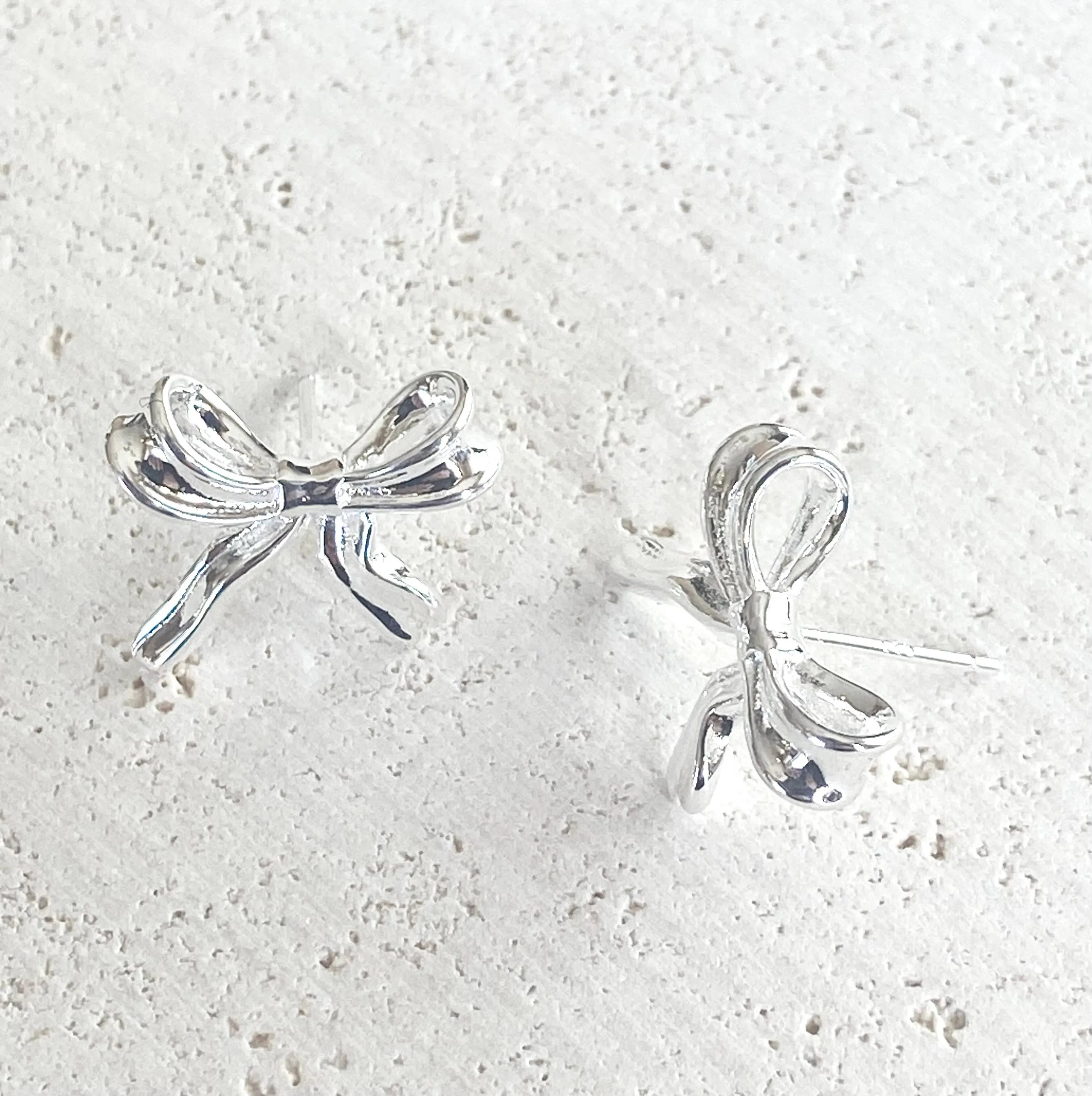 Bow stud earring