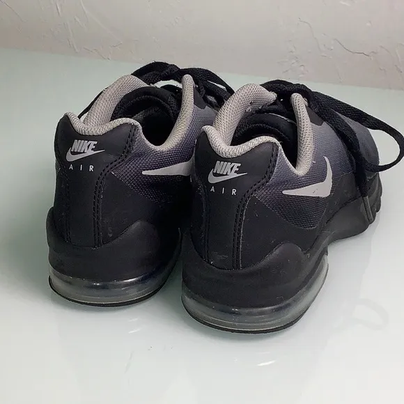 Nike Air Max Invigor print sneakers size 4Y youth EUC