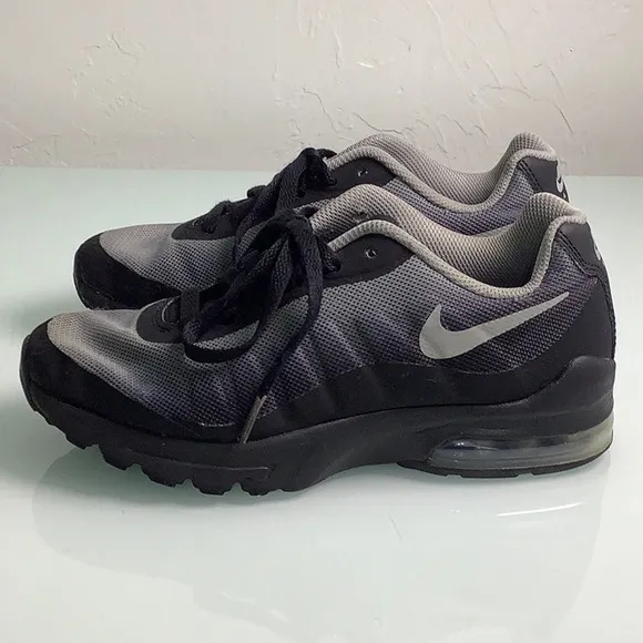 Nike Air Max Invigor print sneakers size 4Y youth EUC