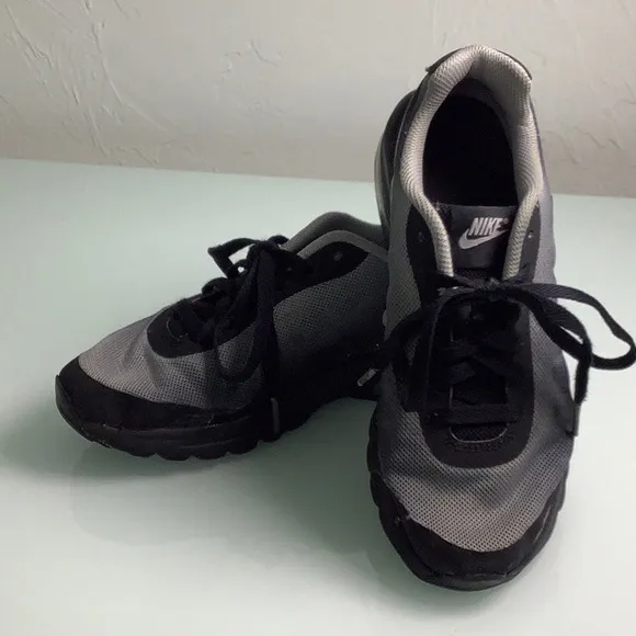 Nike Air Max Invigor print sneakers size 4Y youth EUC