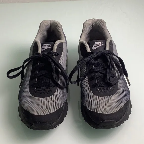 Nike Air Max Invigor print sneakers size 4Y youth EUC