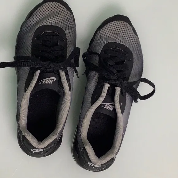 Nike Air Max Invigor print sneakers size 4Y youth EUC
