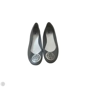 Shoes Flats By Fioni In Grey & Silver, Size: 8.5