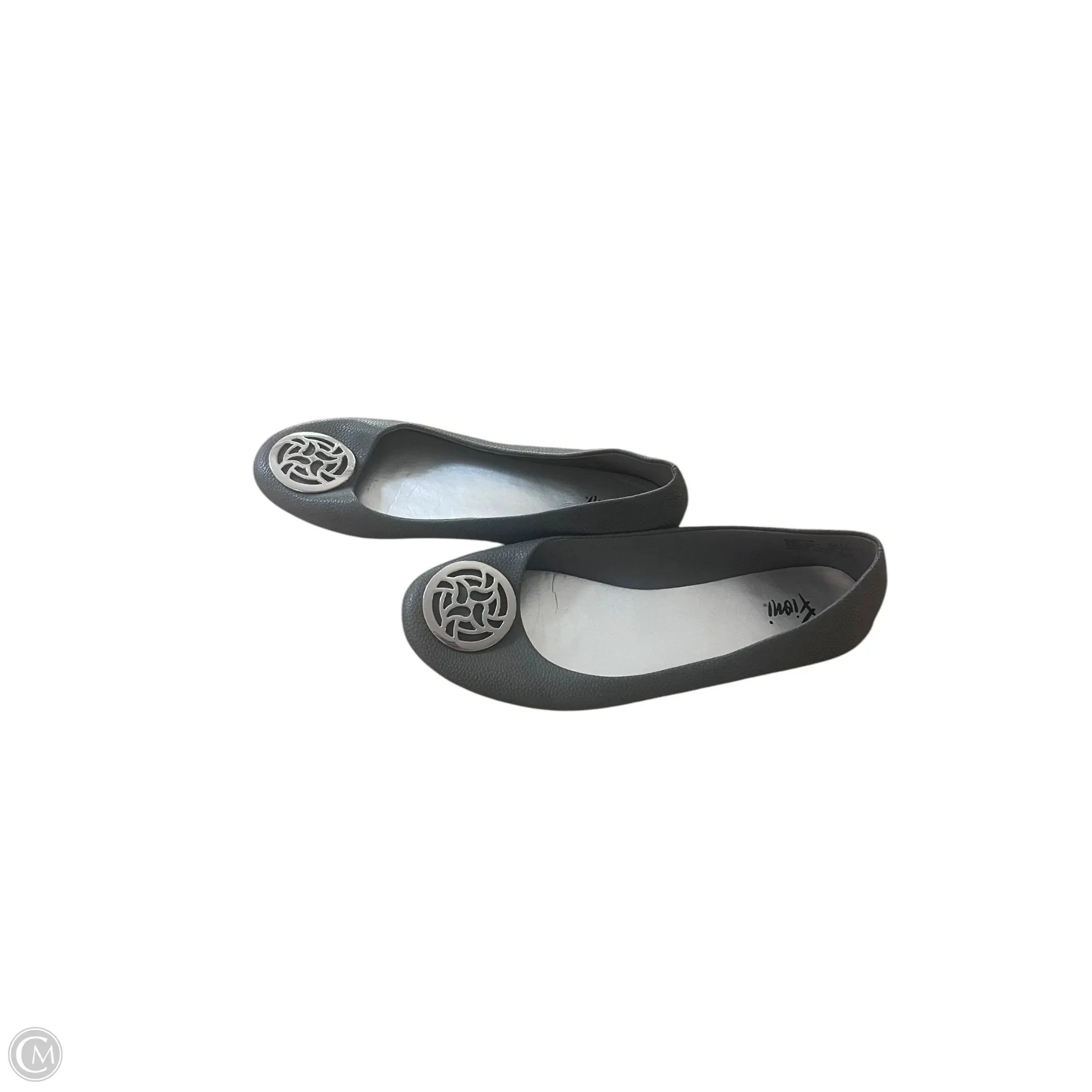 Shoes Flats By Fioni In Grey & Silver, Size: 8.5