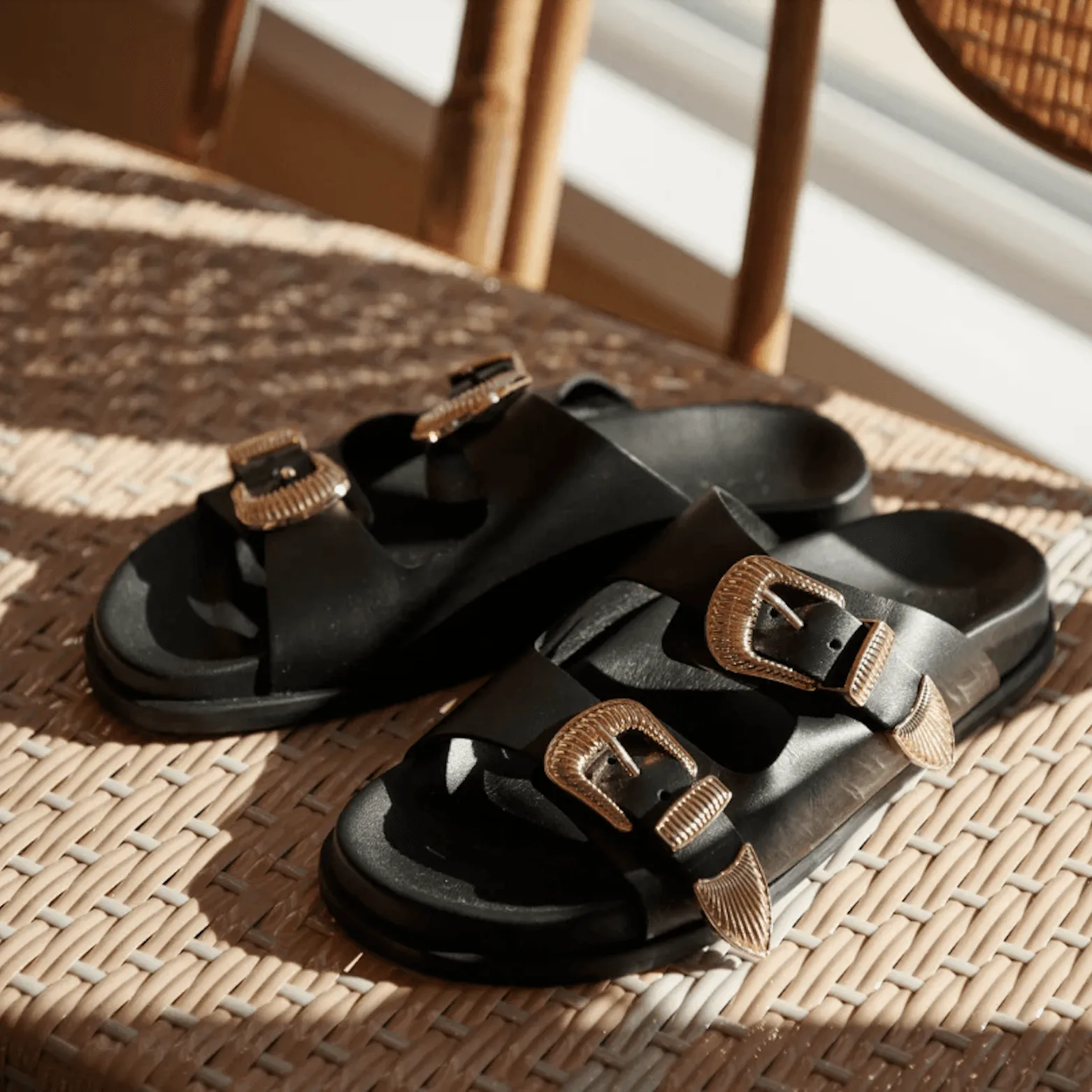 SOLSANA Amalfi Footbed - Black/Gold